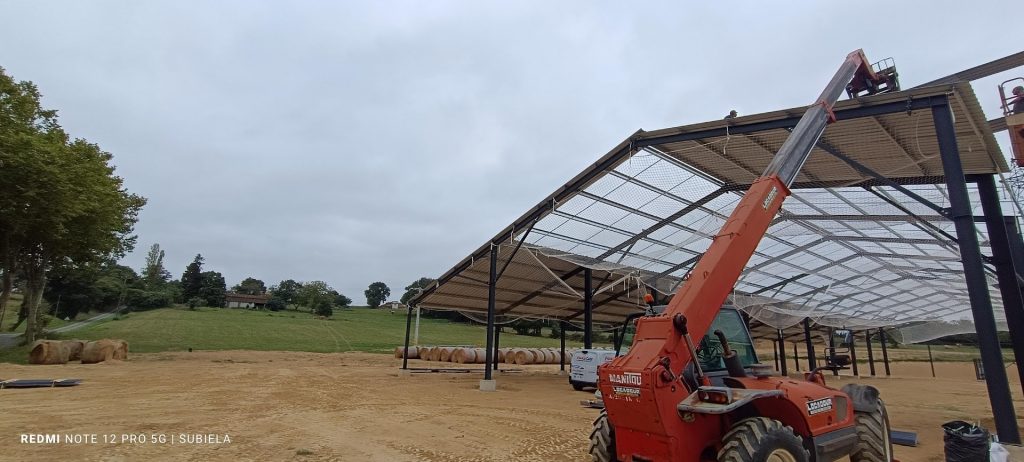 Charpente métallique de hangar agricole avec chariot télescopique avant pose de centrale photovoltaïque