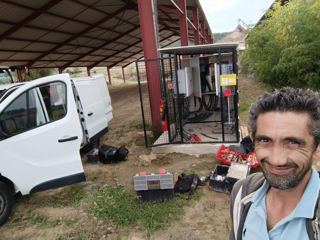Coffrets DC/AC sous cage grillagée pour raccordement de centrale photovoltaïque agricole