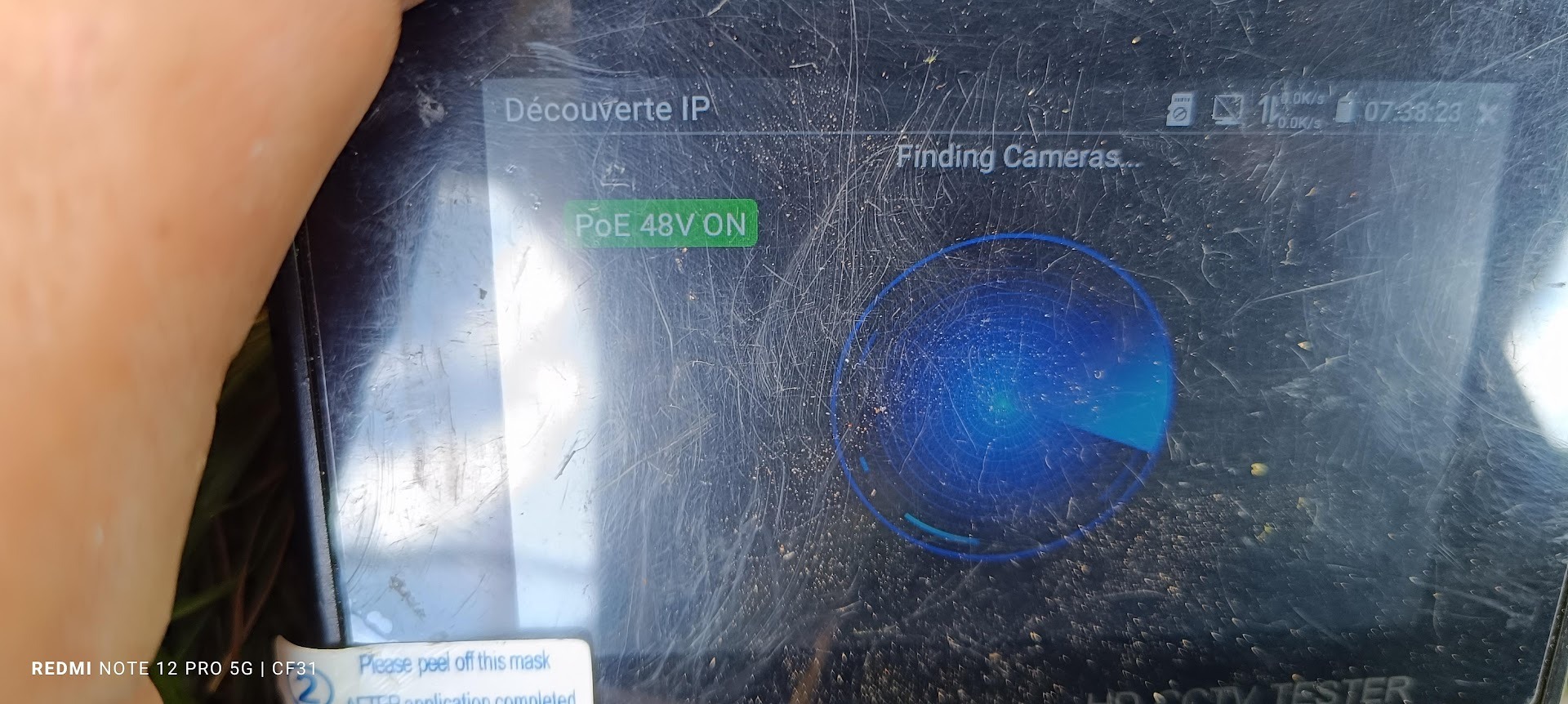 Vidéosurveillance à Castanet-Tolosan : testeur CCTV confirmant l'alimentation PoE d'une caméra IP