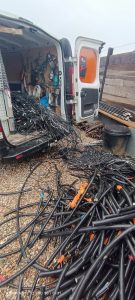 Dépose de câbles électriques obsolètes lors d'une rénovation électrique.
