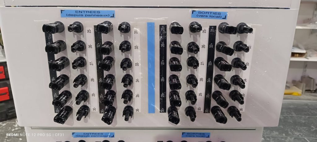 Connecteurs MC4 étiquetés par chaîne dans un coffret de raccordement photovoltaïque DC