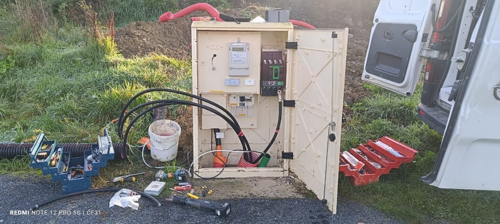 Coffret de branchement électrique extérieur avec compteur et disjoncteur, logement neuf.