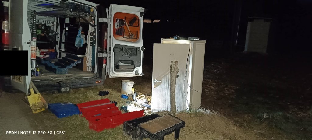 Intervention de nuit sur armoire électrique extérieure avec éclairage de chantier.