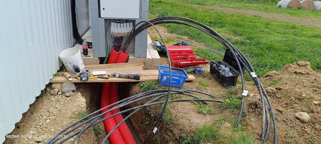 Raccordement électrique de bâtiment agricole avec fourreaux TPC et tableau de répartition.