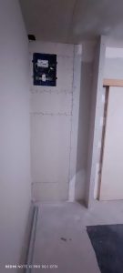 Gaine technique du logement (GTL) en niche murale, chantier de logement neuf en construction.