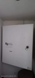 Armoire technique de la centrale d'alarme Ksenia Lares dans un placard
