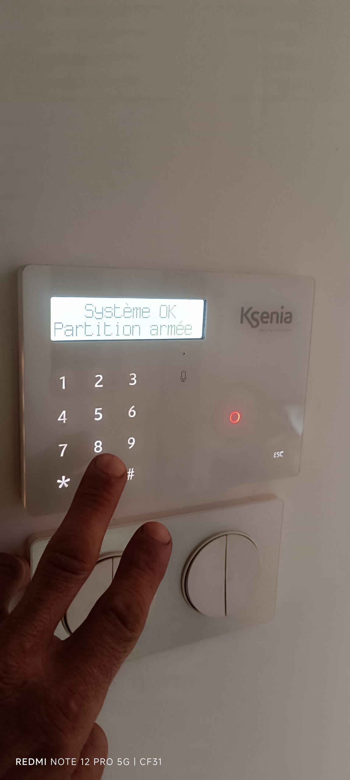 Clavier tactile Ksenia Lares d'une alarme intrusion, système armé, installé par Courants Faibles 31
