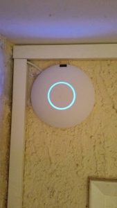 Point d'accès WiFi professionnel installé au plafond avec câblage RJ45