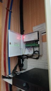 Boîtier d'alimentation multivoies pour caméras de vidéosurveillance raccordé à un enregistreur