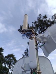 Antennes de faisceau hertzien Ubiquiti installées sur mât pour liaison réseau