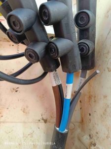 Repérage des phases et manchons de raccordement sur câble électrique multiconducteur.