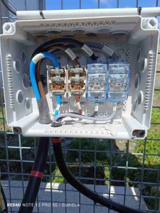 Raccordement triphasé sur coffret de distribution avec fusibles Legrand et barrettes cuivre.