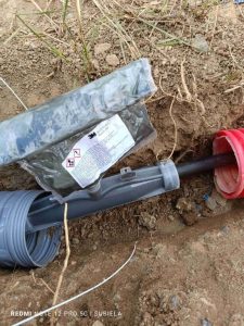 Jonction de câble électrique souterrain avec kit résine 3M en tranchée.