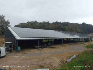 Hangar agricole à toiture photovoltaïque avant raccordement électrique de la centrale