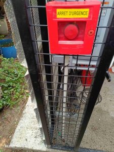 Bouton d'arrêt d'urgence sur coffret de sécurité d'une installation photovoltaïque