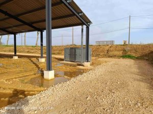 Armoire de raccordement électrique extérieure près d'un hangar photovoltaïque agricole