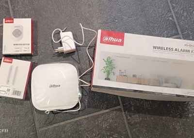 Kit d'alarme sans fil Dahua posé par CF31 : détecteur, télécommande, hub de communication