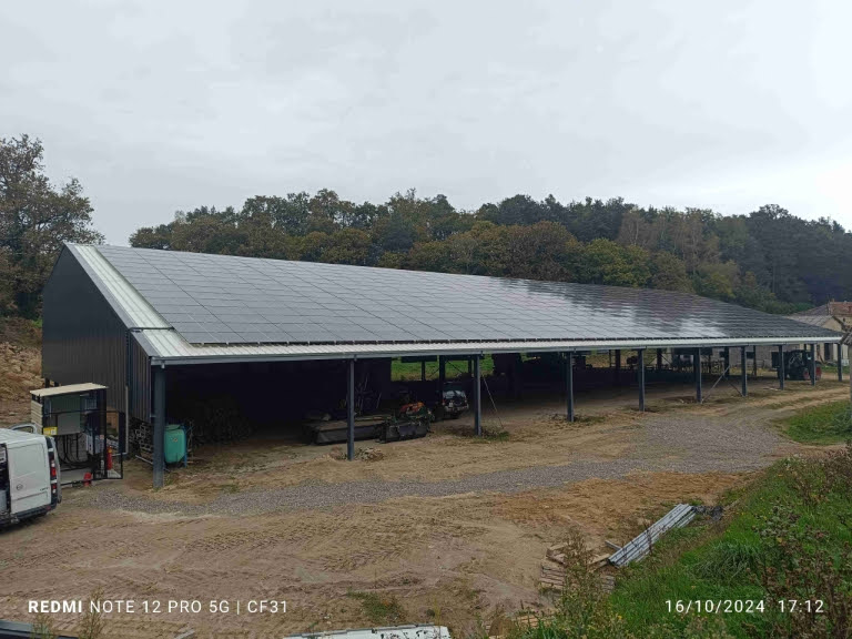 Toiture de hangar agricole entièrement équipée en panneaux photovoltaïques par CF31