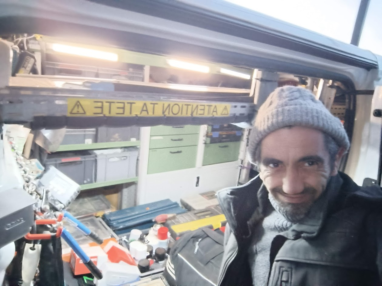 Le quotidien de CF31 sur les chantiers : fourgon de service, photo floutée
