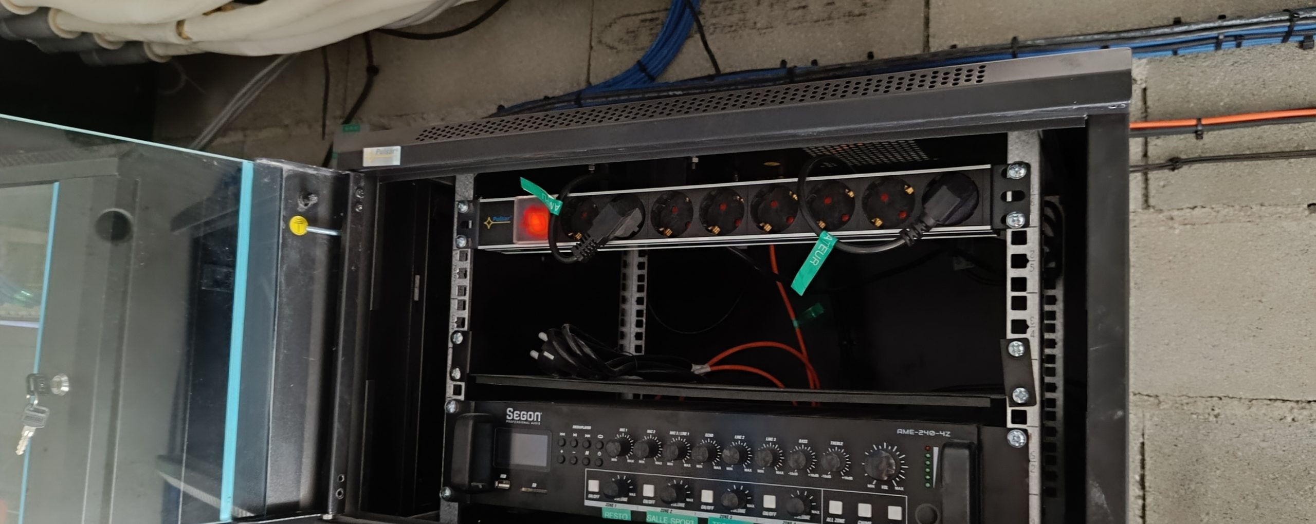 Installation sonorisation professionnelle Toulouse : baie d'amplification et enceintes installées chez un client professionnel